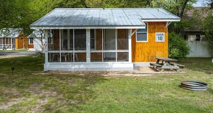 Come relax in a 2br cabin at Beach Bum West-O!