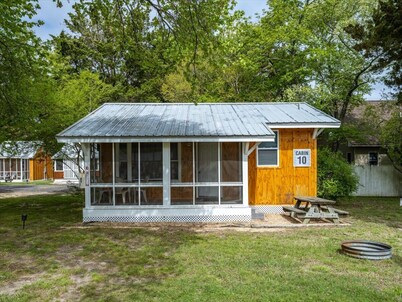 Come relax in a 2br cabin at Beach Bum West-O!
