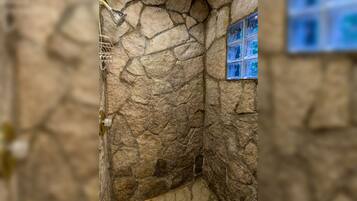 Dusche, Whirlpool, Haartrockner, Handtücher