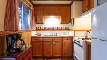 Coffee/tea maker, cookware/dishes/utensils