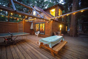 Outdoor dining - Storybook Cottage - Family | Pets | Storybook Themed | Ponds & Streams (Twin Peaks)
