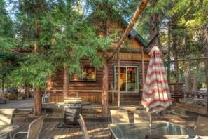 Outdoor dining - Cedar Creek Cottage - Three-Bedroom | Five Beds | 2 Full Bathrooms | Sleeps Eight (Twin Peaks)