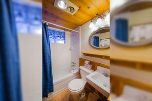 Shower, hair dryer - Winter Ski Chalet - Three-Bedroom | Five Beds | ¾ Bathroom | Sleeps Eight (Twin Peaks)