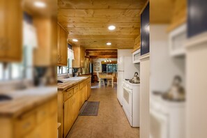 Coffee/tea maker, cookware/dishes/utensils - Winter Ski Chalet - Three-Bedroom | Five Beds | ¾ Bathroom | Sleeps Eight (Twin Peaks)