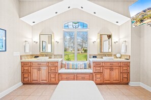 Spa - Hot Tub, 360 Lake Views, Movie Theatre, King Suite (Troutman)