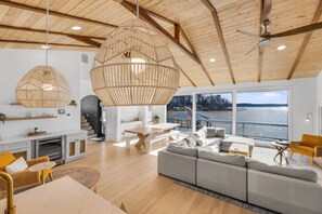 Smart TV, fireplace, books, stereo - Hot Tub, 360 Lake Views, Movie Theatre, King Suite (Troutman)