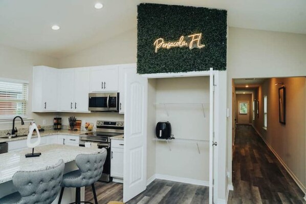 Fridge, microwave, oven, stovetop - Modern Luxury 3BR/Near DT & Beach (Pensacola)