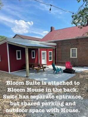 Outdoor dining - The Bloom House

 (Hermann)
