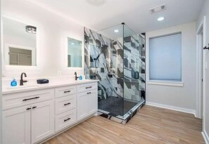 Shower, hair dryer, towels - Lakeside | Hot Tub | Private Dock | Views (Hot Springs)
