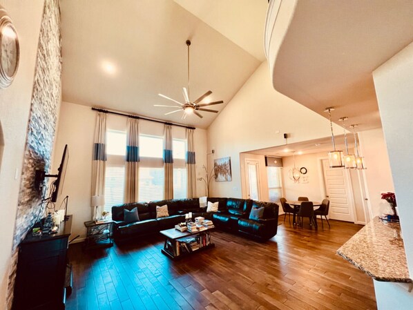 Living area - Beautiful Spacious Modern Home in Sugar Land (Richmond)