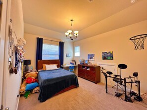 4 bedrooms, iron/ironing board, WiFi, bed sheets - Beautiful Spacious Modern Home in Sugar Land (Richmond)