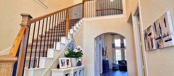 Beautiful Spacious Modern Home in Sugar Land