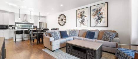 TV connectée, cheminée, chaîne hi-fi