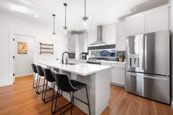 Réfrigérateur, micro-ondes, four, plaque de cuisson