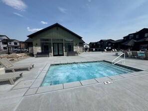 Utomhuspool och uppvärmd pool