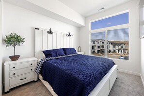 3 chambres, bureau, fer et planche à repasser, lit de bébé portatif