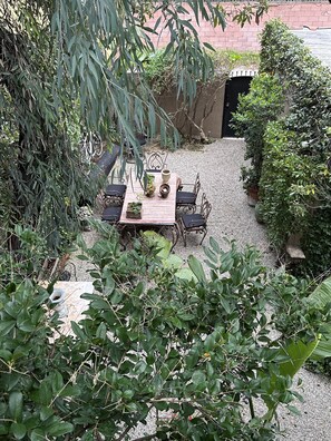 Outdoor dining - Elegant Penthouse Apartment with Fireplace (Los Angeles)