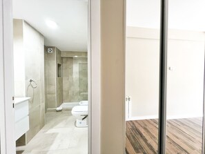 Standard Studio | Bathroom - Guemes Apartments (San Carlos de Bariloche)