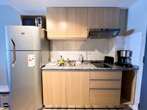 Estudio Confort | Cocina privada | Frigorífico grande, microondas, tostadora y utensilios de cocina