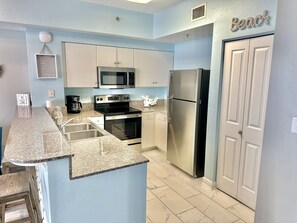 Refrigerador, microondas, horno y parrilla de estufa 