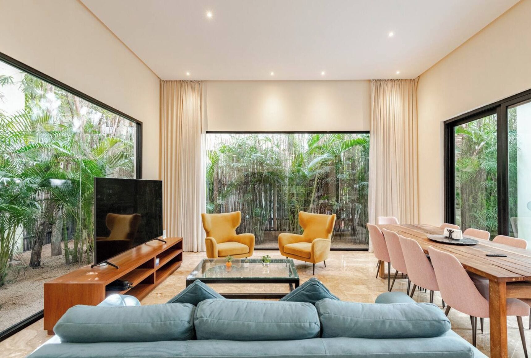 Sam Chak Aldea Zama | Salle de séjour | Télévision à écran plat de 70 pouces avec chaînes numériques