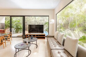 Waxak Aldea Zama | リビング エリア | 70 インチの薄型テレビ (デジタル放送視聴可)