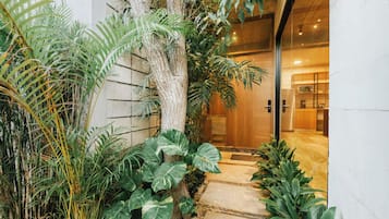 Deluxe House, Garden View | Terrace/patio