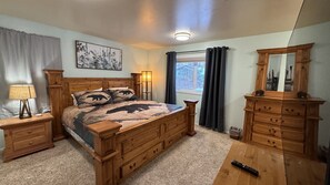 4 bedrooms, desk, iron/ironing board, travel cot - Alaska Family Fun - 4 Bedroom (Fairbanks)