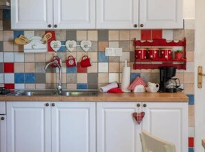 Kühlschrank, Herdplatte, Wasserkocher mit Kaffee-/Teezubehör