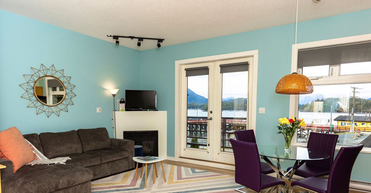 Een televisie, een open haard en boeken