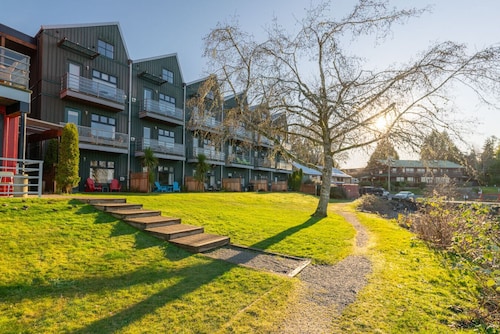 Tofino Waterfront Condo – Pet Friendly, Bright Bachelor on the Water