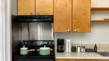 Køleskab, mikrobølgeovn, ovn, kogeplade