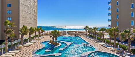 Een binnenzwembad en een verwarmd zwembad