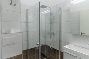 Dusche, Haartrockner, Handtücher