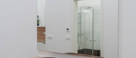 Dusche, Haartrockner, HandtĂŒcher