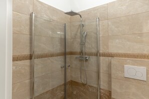 Douche, sèche-cheveux, serviettes fournies