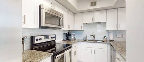 Réfrigérateur, micro-ondes, four, plaque de cuisson