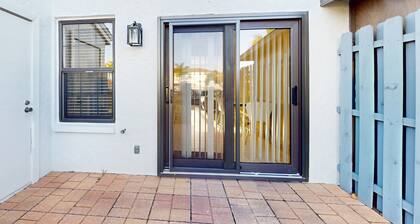 Snowbird-friendly condo near beach with heated outdoor pool, hot tub, W/D, & AC