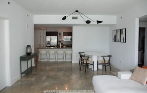 Smart TV, computer monitors, printers - Brickell Oasis
(Miami)