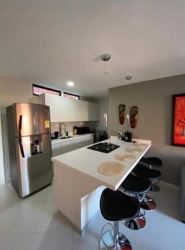 Geladeira, micro-ondas, cafeteira/chaleira, chaleira elétrica