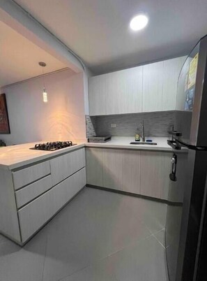 Refrigerador, horno y parrilla de estufa 