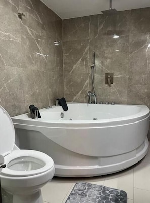 Douche, baignoire à remous, serviettes fournies, savon