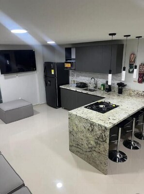 Kühlschrank, Mikrowelle, Wasserkocher mit Kaffee-/Teezubehör