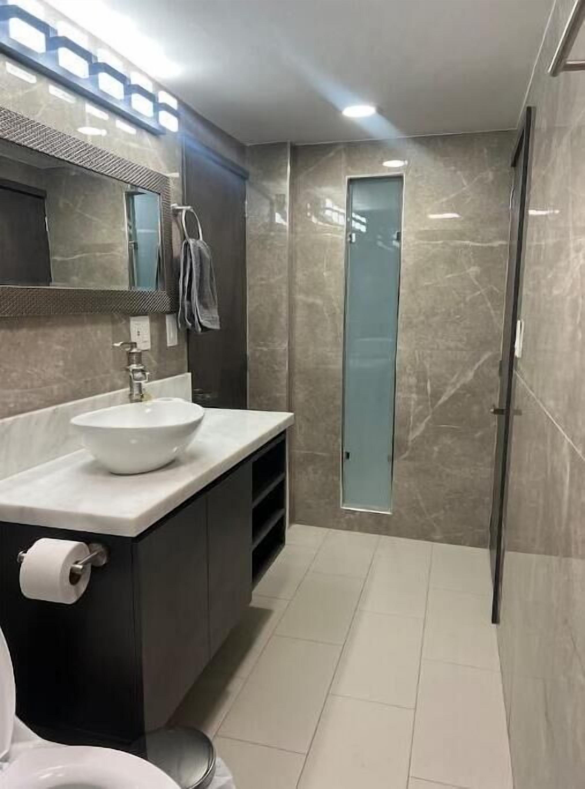 Een douche, een bubbelbad, handdoeken, zeep