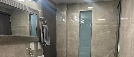 Doccia, vasca idromassaggio, asciugamani, sapone