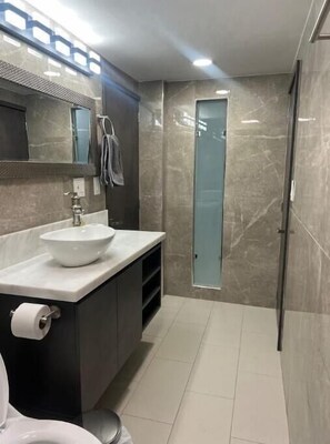 Shower, jetted bath, towels, soap - Apartamento Luxury/Luxury apt (Medellin)