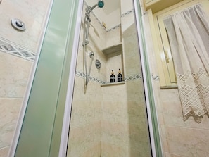 Doccia, asciugacapelli, bidet, asciugamani