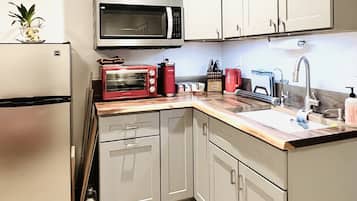 Fridge, microwave, oven, coffee/tea maker