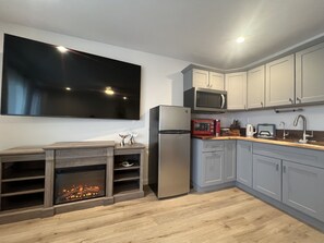 Refrigerador, microondas, horno y cafetera y tetera