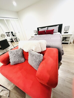 1 bedroom, desk, free WiFi, bed sheets